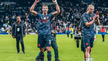 El City ganó con los tantos de Haaland y si gana el domingo será tetracampeón en Inglaterra. 