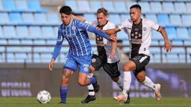 El Tomba goleó al Porve y se enfrentará con Independiente.