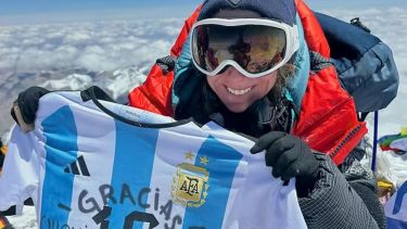 Una argentina hizo cumbre en el Everest y rompió un récord mundial. 
María Belén Silvestris posa con la camiseta de Argentina. Foto: @belsilvestris
