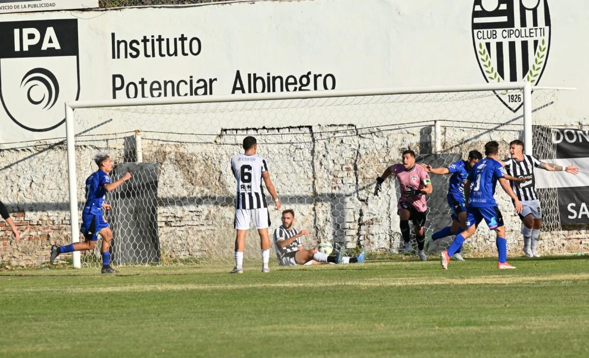 Cérica metió el gol y Crespo pidió falta en la polémica de la tarde. (Foto: Florencia Salto)