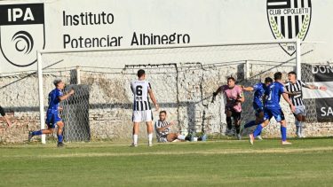 Cérica metió el gol y Crespo pidió falta en la polémica de la tarde. (Foto: Florencia Salto)
