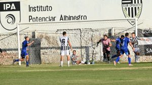 La polémica de Cipolletti – Villa Mitre: ¿Fue falta a Crespo en el gol visitante?