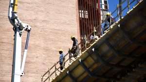 La industria y la construcción siguen en picada: cayeron 21,2% y 42,2% en marzo