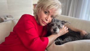 Isabel Allende se mete en la literatura infantil de la mano de su mascota, Perla, para hablar de bullying: «el acosador es siempre un cobarde»