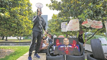 Los estudiantes universitarios jaquean a Biden y alteran la campaña