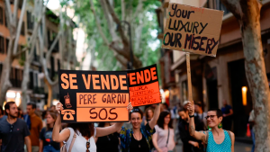 «Tu lujo, nuestra miseria»: duras consignas en  España contra el turismo masivo