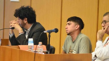 Kevin López (en el centro) fue declarado culpable en diciembre pasado por un tribunal de juicio de Roca y le impusieron a principios de marzo último cuatro años de prisión. (foto de archivo/Juan Thomes) 