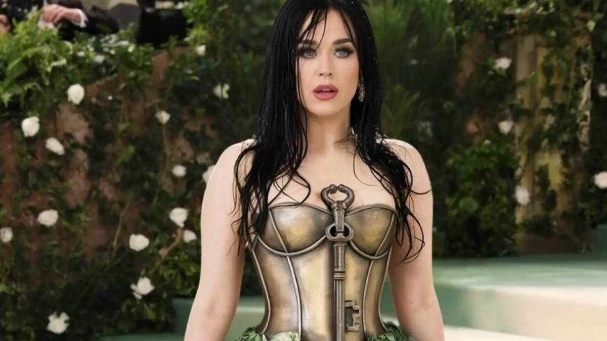 Katy Perry "asistió" a la MET Gala debido a la IA. La cantante estadounidense publicó imágenes falsas de su supuesta asistencia al evento generadas con inteligencia artificial. 