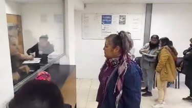 Referentes de organizaciones sociales, entre ellos Lila Calderón, se presentaron este miércoles en el Juzgado de Paz de Cipolletti.