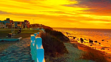 Amanecer mágico en Las Grutas. Los colores lo invadieron todo y un vecino filmó una escena única  / Captura de video de Maximiliano Cartes 