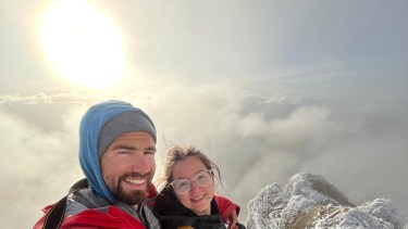 En el techo de El Bolsón, cumbre del Cerro Piltriquitrón a 2.270 msnm. Fotos y videos: Matías Derisio @matiderisio.guia.