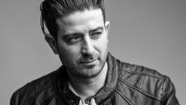 La historia de Matías Nápoli, el cantante melódico neuquino que quiere conquistar el Luna Park este domingo