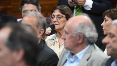 La senadora Mónica Silva cuestionó la reversión de Ganancias. 