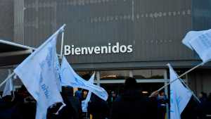 Protesta por despidos en Chango Más de Neuquén: se suman más bajas y bloquean el acceso