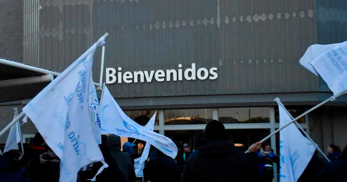 Protesta por despidos en Chango Más de Neuquén: trabajadores vuelven a bloquear el acceso thumbnail