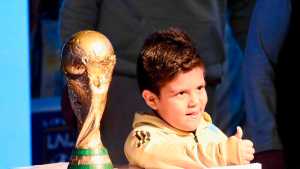 ¡Mirá qué belleza!: la Copa del Mundo que Messi levantó en Qatar hoy está en Neuquén: cuándo llega a Cipolletti
