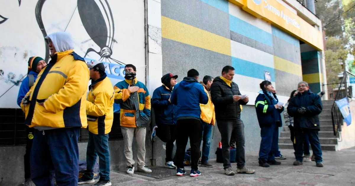 Protesta de trabajadores del Correo Argentino en Neuquén por despidos: «Ayer esenciales, hoy descartables» thumbnail