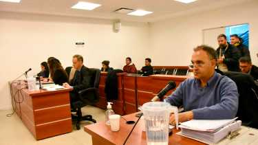 La audiencia estaba agendada a las 8.30. El defensor público, Raul Caferra, concurrió solo. Foto Matías Subat.