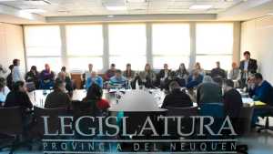 Diputados de Neuquén aprobaron la mitad de las leyes que pidió Rolando Figueroa