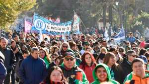 Video | Estatales marcharon en Neuquén con críticas a la Ley Bases: «La patria no se vende»