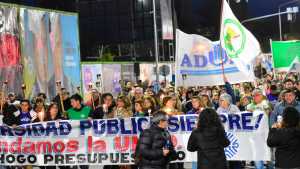Marcha de la Universidad del Comahue en Neuquén: fuerte reclamo contra el «ahogo presupuestario»