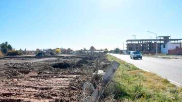 La calle Saturnino Torres vista desde el río Limay, a la vera del Paseo de la Costa. Sobre la calle Boerr (al fondo) Cordineu logró el 25% de terreno en el que se planifica un mega loteo. (fotos Matías Subat)