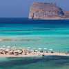 Imagen de No es Santorini pero esta isla griega se puso de moda y enamora al mundo