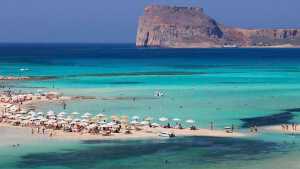 No es Santorini pero esta isla griega se puso de moda y enamora al mundo