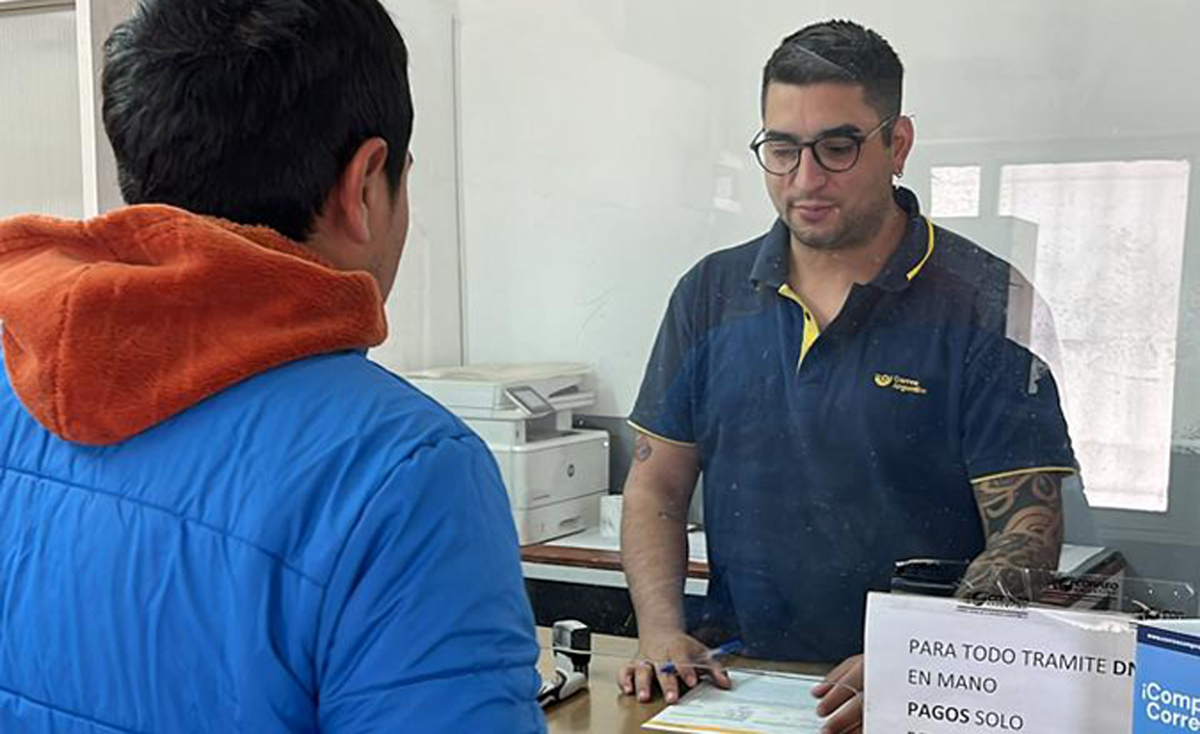 Nicolás Ramirez, el empleado de Correo Argentino que salió en defensa de los usuarios y el servicio. Foto: gentileza.