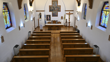 La Parroquia San Eduardo se construyó en la decáda del 30, en el siglo pasado, en la zona de villa Llao Llao, a 25 kilómetros del centro de Bariloche. (foto Alfredo Leiva)