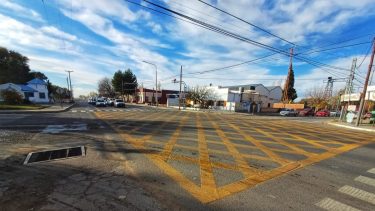 El cruce de las dos vías de alto tránsito es advertido con esta señal (Foto: gentileza)
