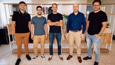 De izquierda a derecha, Bautista Guerra, Alejandro Giorgio, Bruno Ruyú, Lucas Uzal, Gabriel Puertas. Todos parte del equipo de desarrollo de IA de Teramot. Crédito: Teramot.