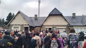 Radio Nacional Bariloche: con un sentido abrazo y un baile rechazaron la privatización