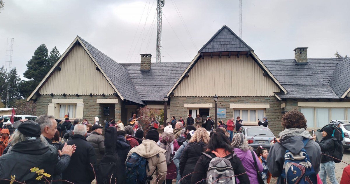 Radio Nacional Bariloche: con un sentido abrazo y un baile rechazaron la privatización thumbnail