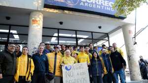 Correo Argentino: emotivo abrazo en Roca para que no se cierren delegaciones en localidades de Río Negro