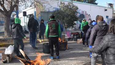 Manifestación de trabajadores de ATE frente a la sede de Aguas Rionegrinas en Roca, exigiendo la reincorporación de la delegada despedida. Foto Juan Thomes.