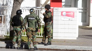 Video | Amenaza de bomba en Canal 10 en Roca: el elemento descubierto y detonado era un cañón de serpentina