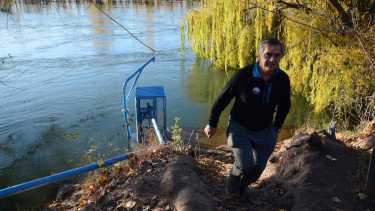El caudal del río alcanza a tocar la bomba y esta deja de funcionar. Foto Ándres Maripe