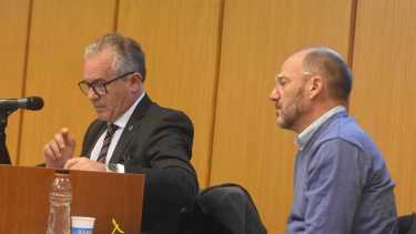 Emiliano Gatti junto a uno de sus abogados en la última jornada del juicio que se realizó hoy en Roca. foto: Juan Thomes.
