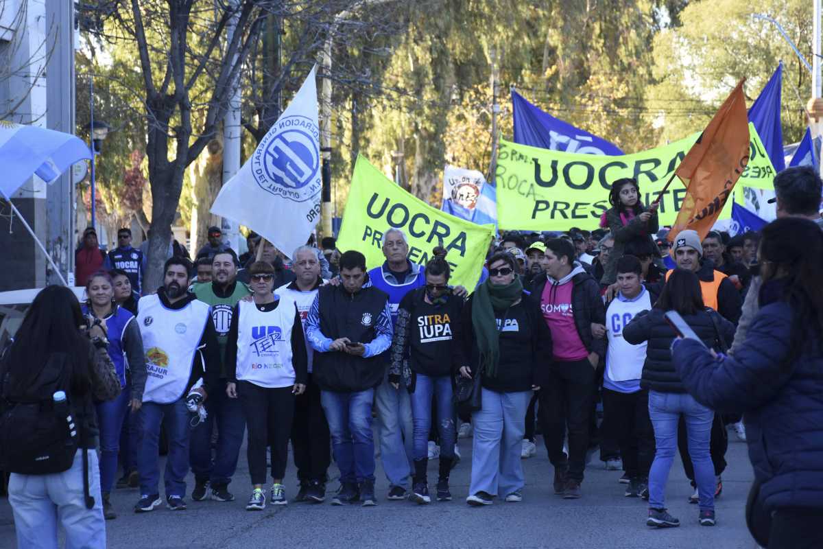 En Roca, cientos de personas marchan en contra de las medidas de Milei. Foto Andrés Maripe