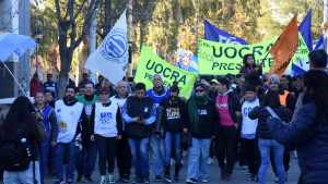 Día del Trabajador: En Roca y Viedma, cientos de personas marchan en contra de las medidas de Milei