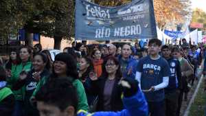 Día del Trabajador: manifestantes se movilizaron por las calles de Roca en rechazo de las políticas de Milei