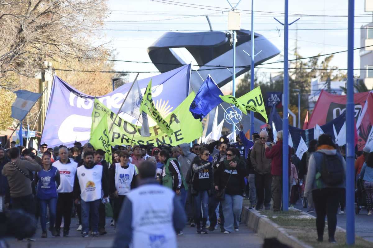 Más de cinco cuadras de manifestantes marcharon en Roca. Foto Andrés Maripe