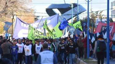 Más de cinco cuadras de manifestantes marcharon en Roca. Foto Andrés Maripe