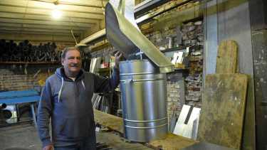 Miguel Tassogniero, hojalatero hace más de medio siglo en Roca. Foto: Andrés Maripe. 