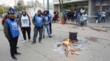 Video | Levantaron el acampe en las oficinas del gobierno de Río Negro en Roca: anuncian una mesa de trabajo