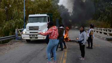 Levantaron el corte de la Ruta 6 en Roca y ya pasan camiones por el puente de Paso Córdoba
