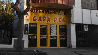 El supermercado Cada Día, sufrió el robo de la recaudación durante la madrugada del lunes. foto: Juan Thomes.