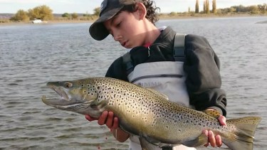 A los 14, Santi pesca grandes truchas en un paraíso de la Patagonia, las devuelve, no deja basura y la rompe en las redes