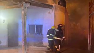 Robaron e incendiaron una casa en Centenario: bomberos evitaron que se propague